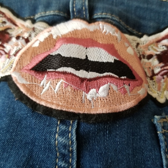 Distressed Stretchy Blue Jean with Back Embroidered Lips Wings Decor Large New - Picture 9 of 10